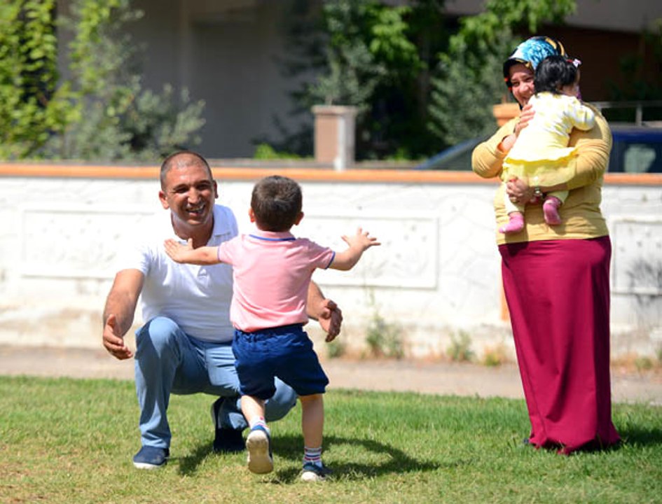 Evlat Hasreti Çeken Çift "Ne Olur Beni Bırakmayın" Diyen Berat'a Sahip Çıktı