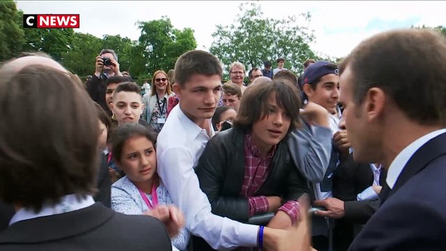 «Ça va Manu ?»... Emmanuel Macron recadre un jeune qu’il juge trop familier