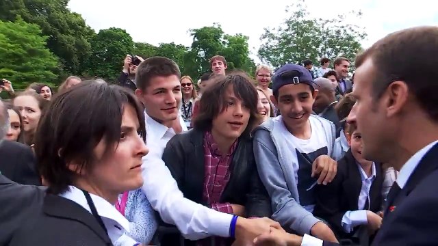 Emmanuel Macron recadre sèchement un jeune qui l'appelle Manu : Tu m'appelle monsieur le Président ou monsieur!