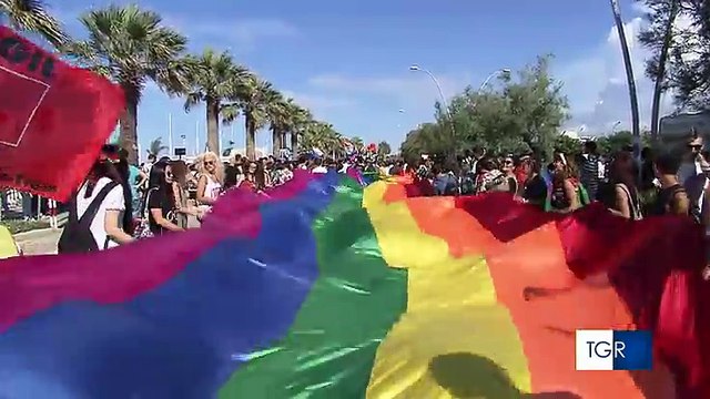 Barletta: oltre 1500 persone per il Puglia Pride 2018 chiuderemo i porti agli omofobi . Evento patrocinato dal comune
