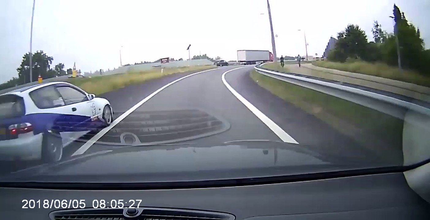 Il veut doubler au dernier moment avant de s’insérer sur l’autoroute mais ça finit mal