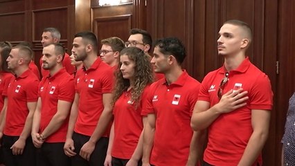 PRESIDENTI ILIR META I DOREZON FLAMURIN, SPORTISTET SHQIPTARE DREJT LOJERAVE MESDHETARE LAJM