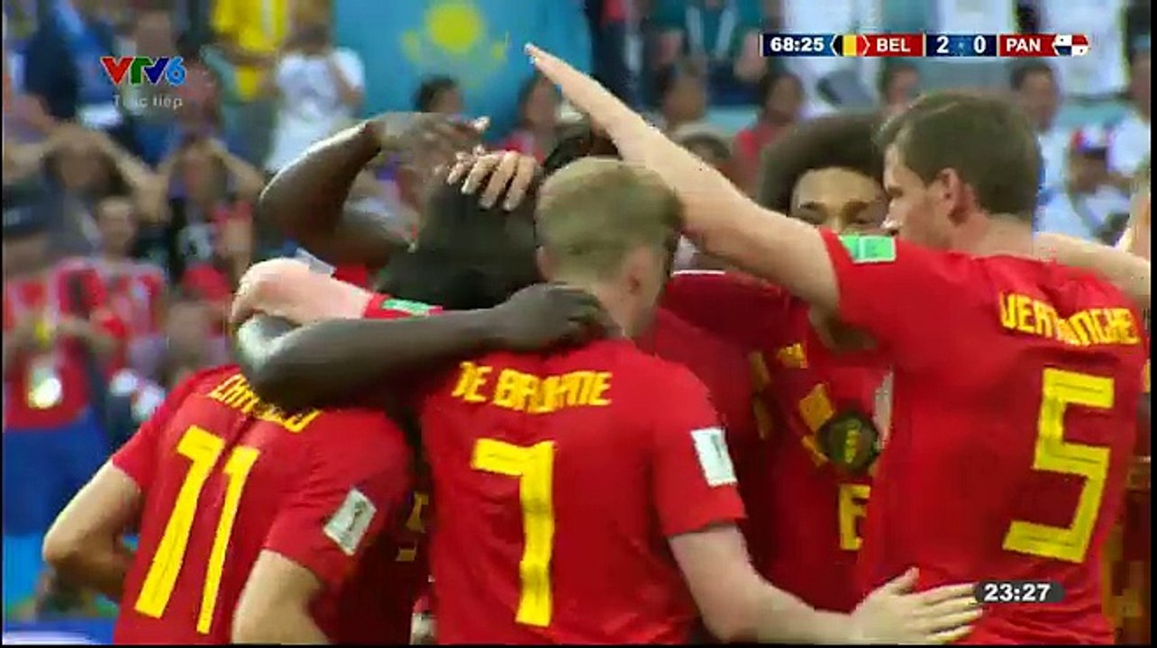 VÀO!! Lần lượt Eden Hazard, Kevin De Bruyne "nhảy múa" trước hàng phòng ngự Panama trước khi tung đường kiến tạo bằng má ngoài chân phải đẳng cấp cho Lukaku băng vào đánh đầu tung lưới đối thủ đến từ châu Mỹ.