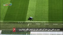 مجدى عبد الغني يصلي داخل أرض الملعب قبل مران المنتخب الأخير لمباراة روسيا