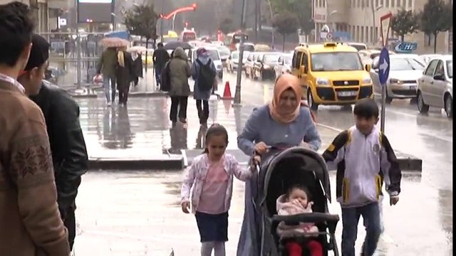 Erzurum'da Aniden Bastıran Sağanak Yağış Hayatı Olumsuz Etkiledi