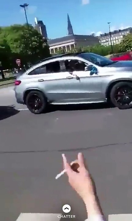 Un SUV mercedes tente le drift sur un rond point de Nantes !