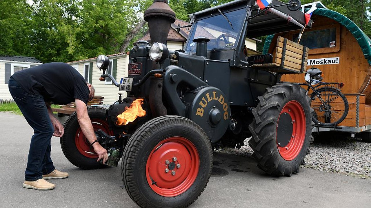 Deutscher Fan kommt mit Traktor zur Fußball-WM