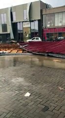 Erërat e forta në Ferizaj, rrëzohen disa kulme të objekteve