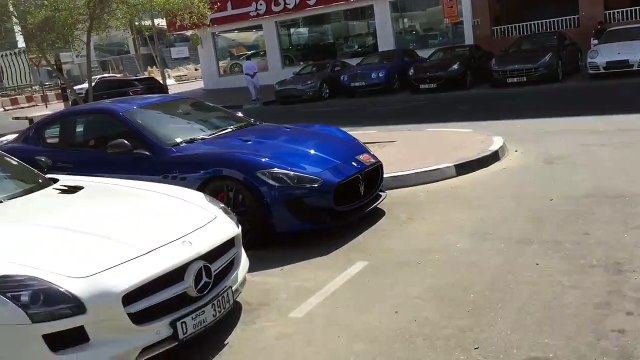 Un parking à Dubai ça a cette tête... Que des voitures de LUXE !