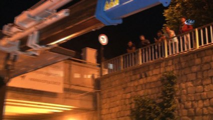 Alt geçide sıkışan tır çekici yardımıyla kurtarıldı