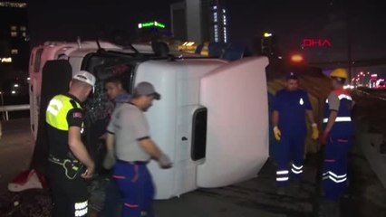 İstanbul Kontrolden Çıkan Kağıt Bobin Yüklü Tır Devrildi; 2 Yaralı