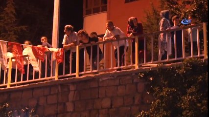 Alt Geçide Sıkışan Tır Çekici Yardımıyla Kurtarıldı