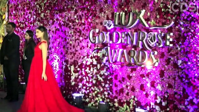 03.Alia Bhatt Hot Look At Lux Golden Rose Awards 2018 Red Carpet