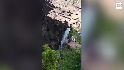 Il glisse d'une falaise et chute de plusieurs mètres.