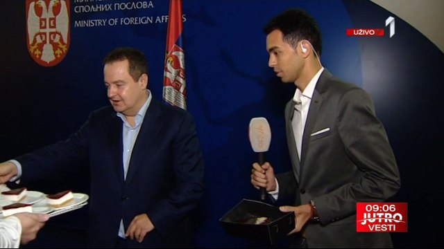 DAČIĆ RAZMENJIVAO KOLAČE SA REPORTEROM TV PRVA: Ministar spoljnih poslova slavi 25 godina braka!
