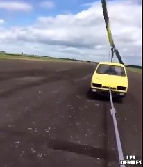 Une voiture avec des hélices