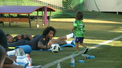 Brésil - Marcelo distrait par son fils à l'entraînement