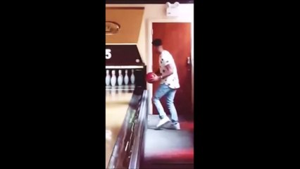 Il tente de tricher au Bowling et fait mourir de rire tous les spectateurs