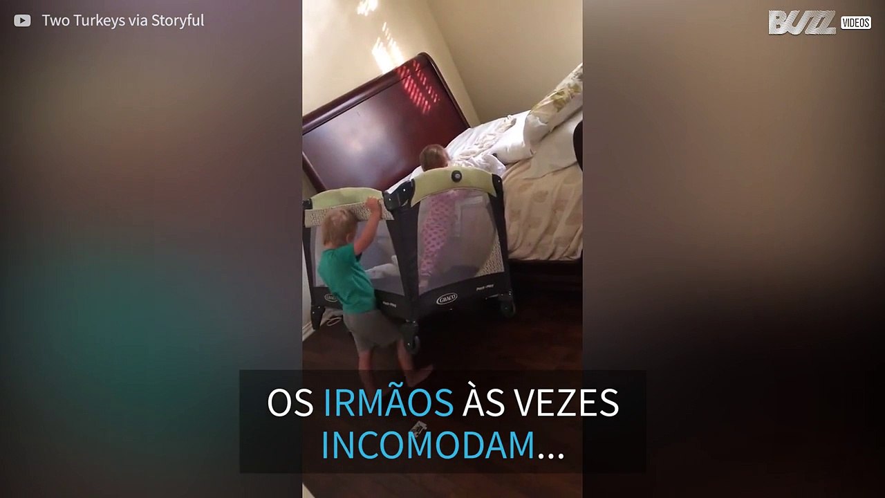 Irmão mais velho ajuda menina a fugir do berço!
