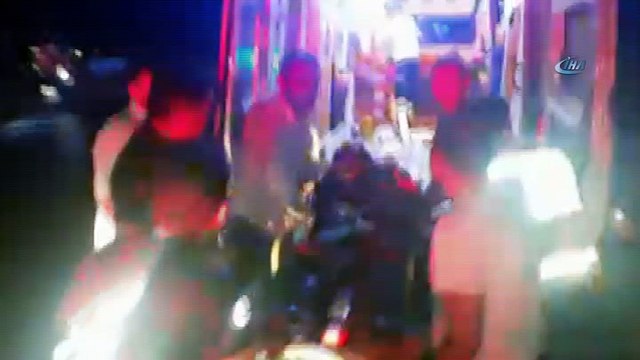 Otomobil traktör römorkuna çarptı: 5 yaralı