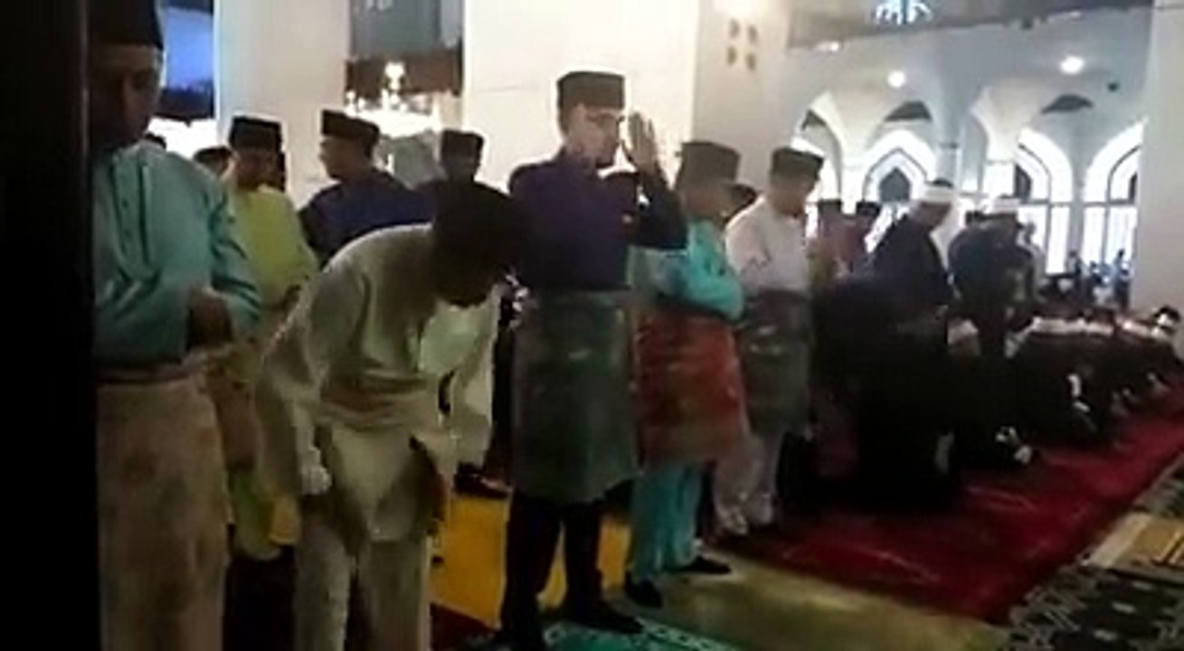 Solat sunat Aidilfitri di Masjid Sultan Salahuddin Abdul Aziz Shah, Shah Alam. - Video Mohd Asri Saifuddin Mamat