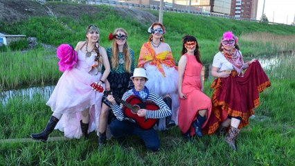 Жители города Оби обратились к властям, устроив карнавал в затопленном переходе