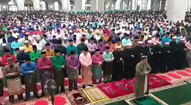 Yang Dipertua Negeri Melaka, Tun Dr Mohd Khalil Yaakob dan Ketua Menteri Melaka, Adly Zahari menunaikan solat sunat Aidilfitri di Masjid Al-Azim, Bukit Palah. -