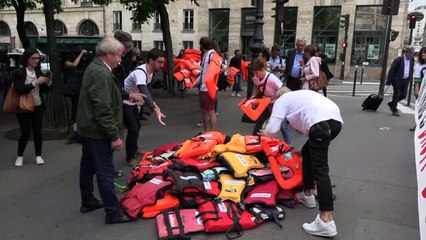 Loi asile-immigration: des gilets de sauvetage au Sénat