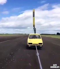 Une voiture avec des hélices tente de décoller... pas facile