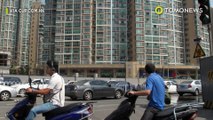 Video perusahaan di Cina tampar pegawai hingga disuruh merangkak!  - TomoNews