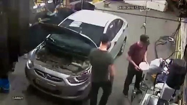 Il frôle la mort quand une voiture détruit son garage !