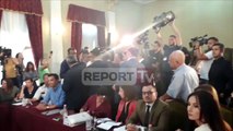 Report TV - Deputeti i PD Ervin Salianji i thyen mikrofonin Veliajt