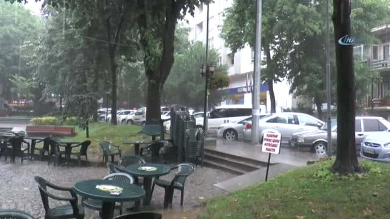 Yağmur Aniden Bastırdı, Vatandaşlar Kaçacak Yer Aradı