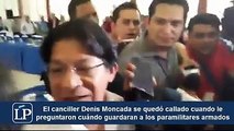 El canciller Denis Moncada se quedó callado cuando lo encararon por el cruel asesinato de una familia, calcinada por paramilitares. Mirá su reacción >>