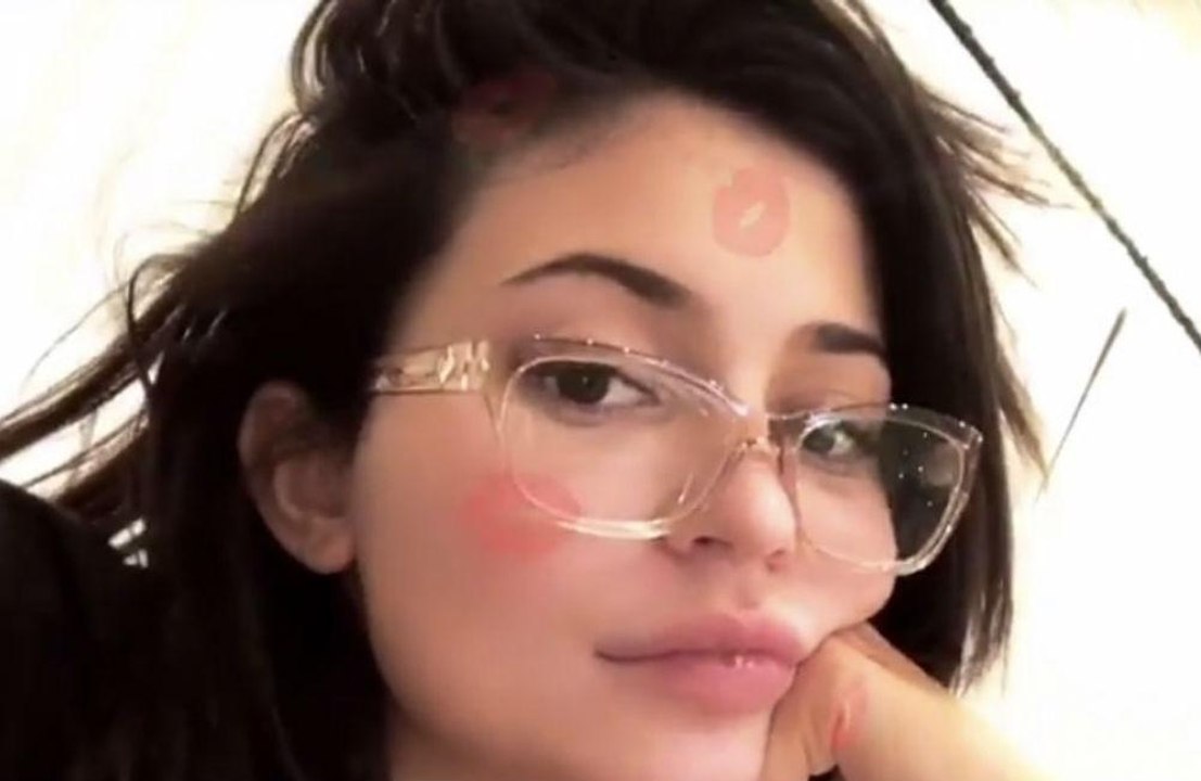 Kylie Jenner ha iniziato a portare gli occhiali
