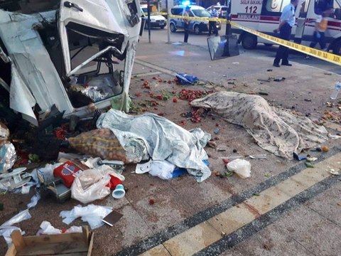 Mersin'de Korkunç Kaza! Kamyonet ile Otomobil Çarpıştı: 2 Ölü, 6 Yaralı