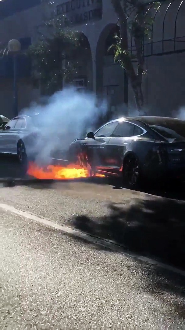 Une tesla prend feu