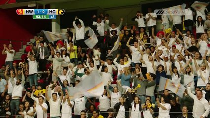 Super longue glissade sur les genoux d'un footballeur