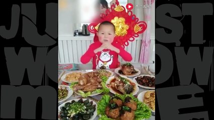 Cet enfant chinois est un vrai glouton... il mange tout