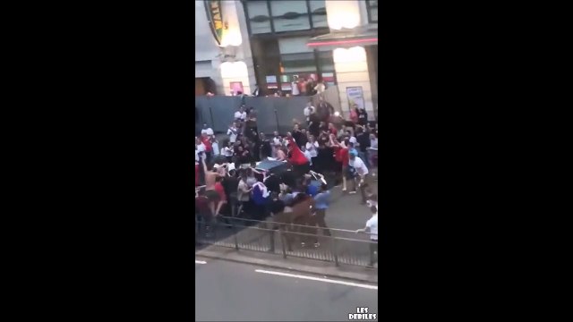 Un gars grimpe sur le capot d'une voiture et va le regretter un peu