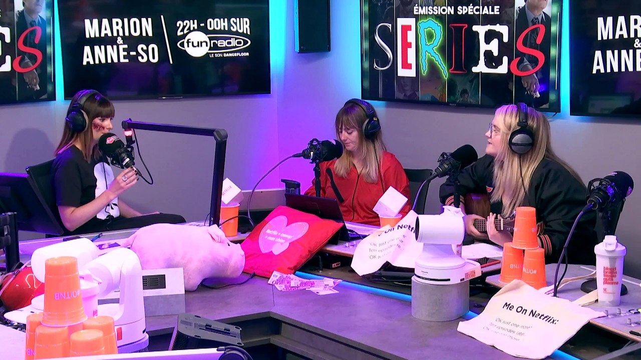 Lola Dubini reprend plein de génériques de séries