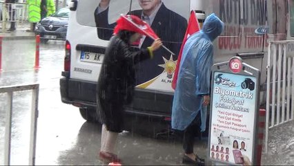 Bakan Çavuşoğlu, Burdur'da Yağmur ve Doluya Yakalandı