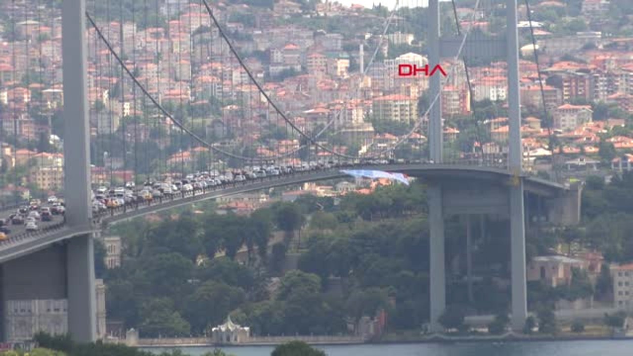 15 Temmuz Şehitler Köprüsü'ne Meral Akşener Posteri Asıldı