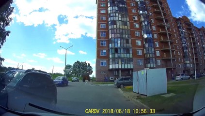 Le tracto-pelle contre la voiture, qui gagne??