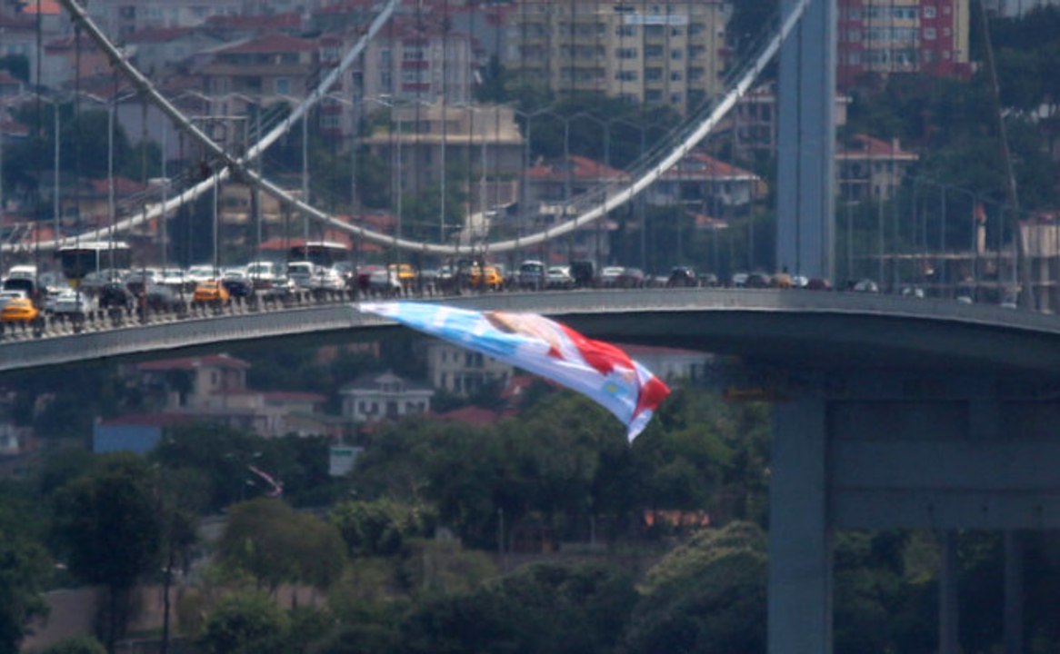 15 Temmuz Şehitler Köprüsü'ne Asılan Meral Akşener Posteri Polisi Harekete Geçirdi