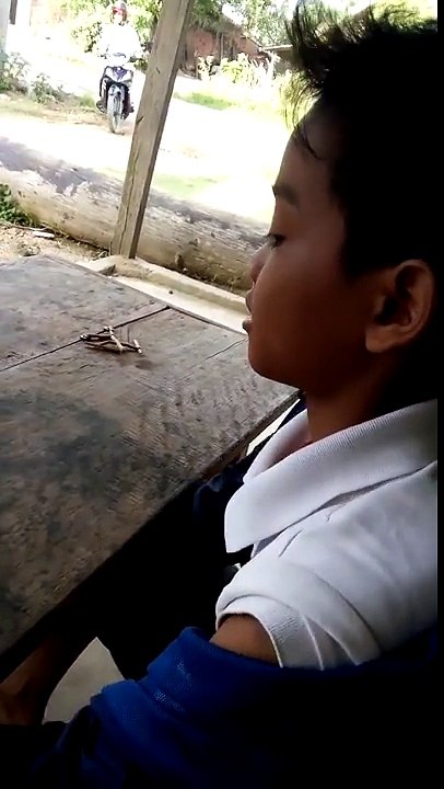 Ces gamins n’ont pas de console mais ont trouvé un moyen de jouer à Mortal Kombat