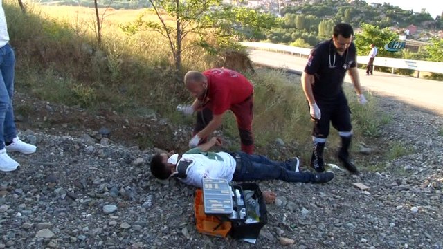 Hafif ticari araç uçuruma yuvarladı: 5 yaralı