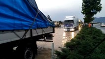 Denizli'de şiddetli yağış...Yollar suya gömüldü, Denizli-Afyon yolu ulaşıma kapandı