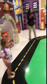 Papa retrouve ses deux petites filles... trop mignon