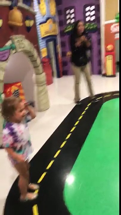 Papa retrouve ses deux petites filles... trop mignon